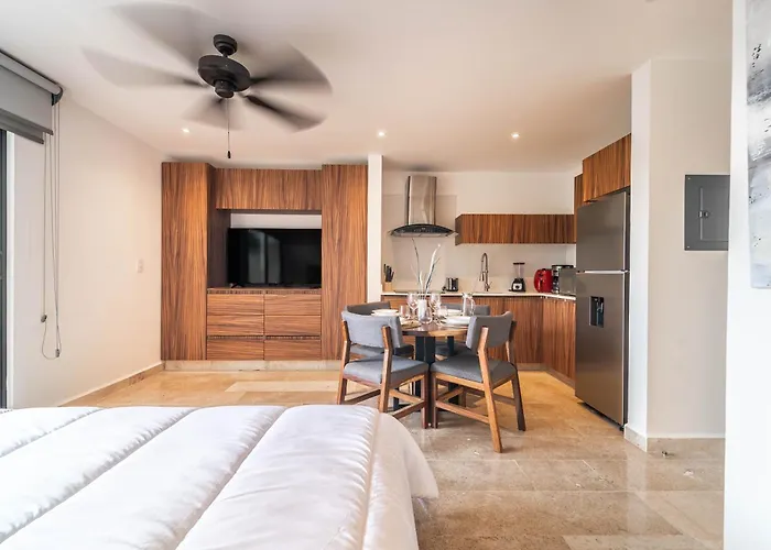 King With Balcony, Gym, Rooftop Pool Holiday home