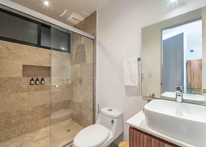 King With Balcony, Gym, Rooftop Pool Holiday home *